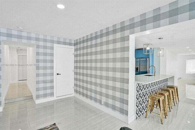 Building Photo - 1141 N North Lake Dr