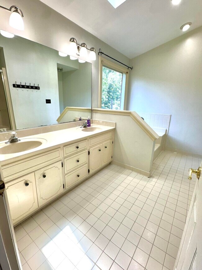 Building Photo - 527 Brandermill Rd