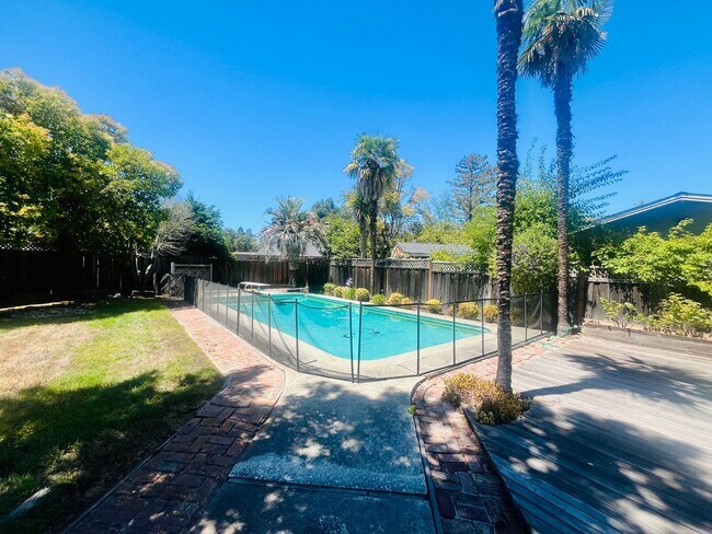 Building Photo - Unique 3 Bed + 2 Bath Los Altos Home - Spa...