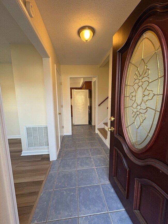 Building Photo - Spacious split level in Campell County nea...