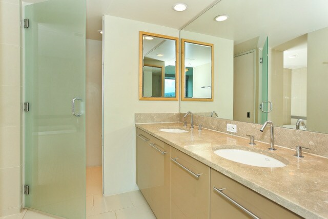 Building Photo - Downtown Luxury! Convenient Location!