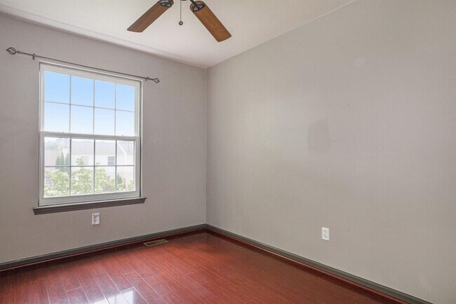 Building Photo - 3088 Village Cir