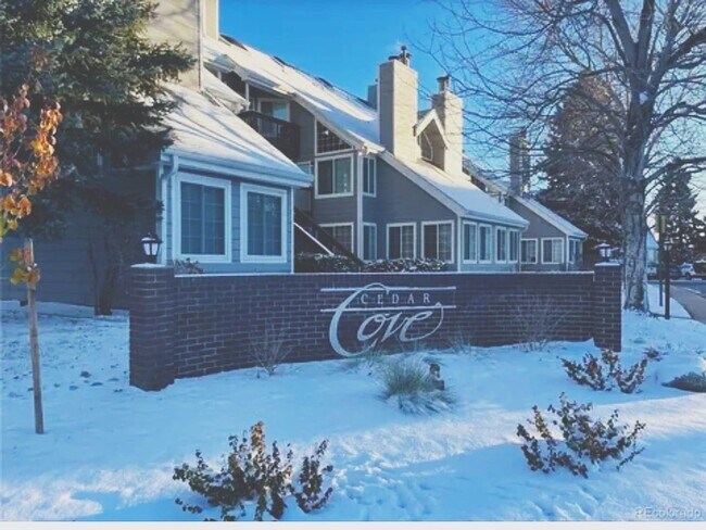 Building Photo - Spacious 3 Bedroom Home with Vaulted Ceilings & Fireplace