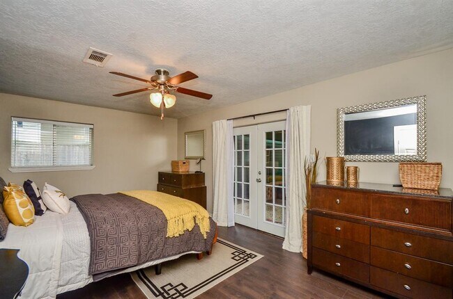 Building Photo - 4315 Fernwood Dr