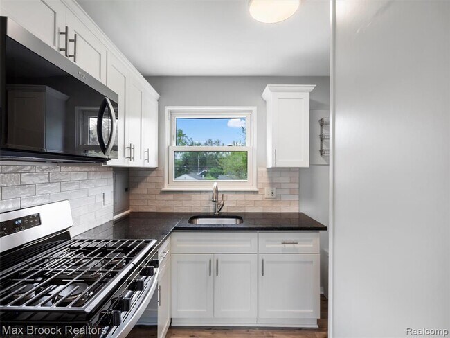 Building Photo - 2717 W 13 Mile Rd