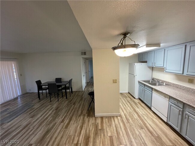 Building Photo - 5207 Indian River Dr