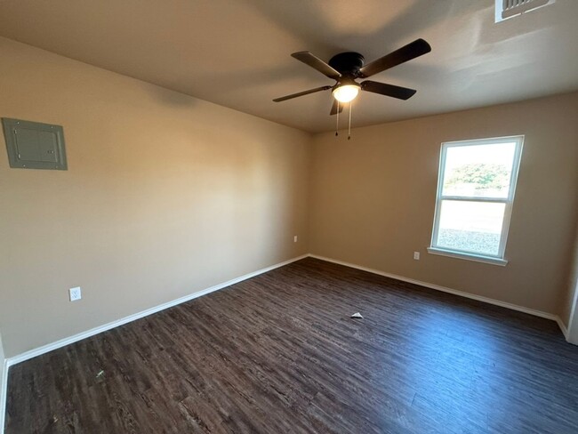 Building Photo - Move-In Ready 3-Bedroom Home – Ideal for F...