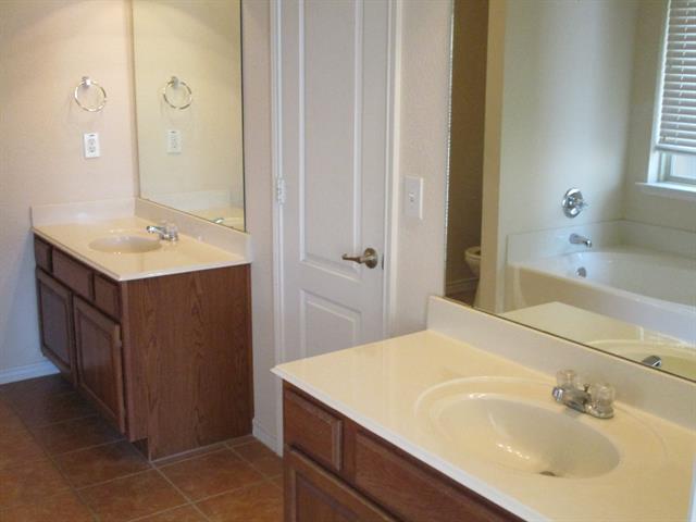 Building Photo - 4028 Twin Creeks Dr