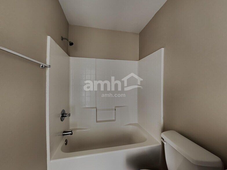 Building Photo - 324 Rock Hill Dr