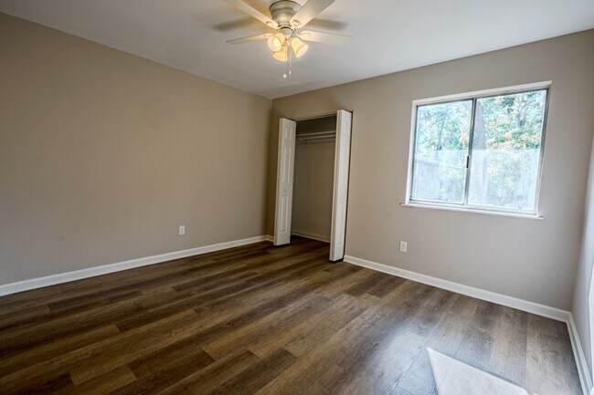 Building Photo - Renovated 2 bed/ 1 bath!
