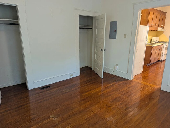 Building Photo - Nice 1 Bed / 1 Bath duplex home in a desir...