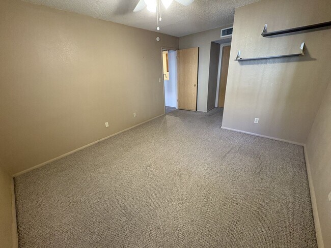 Building Photo - East side condo with community pool/spa/assigned covered parking place