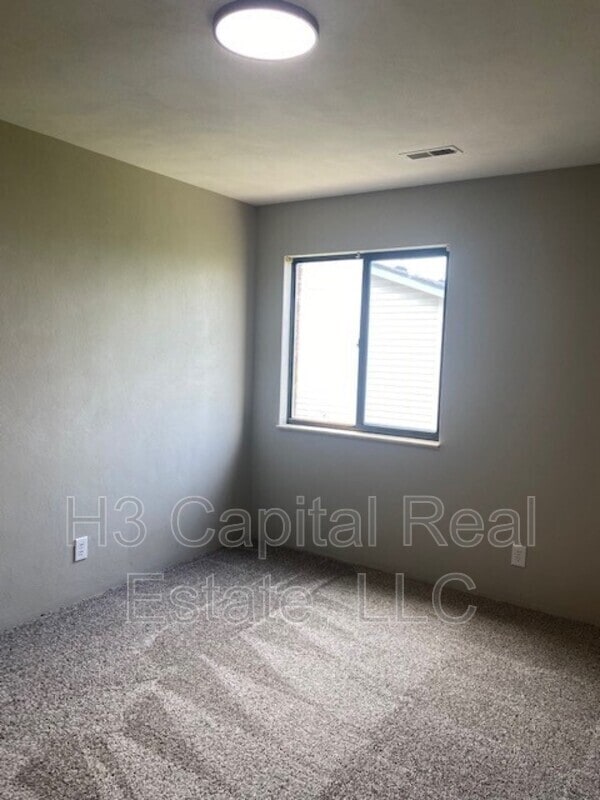 Building Photo - 303 Southgate Dr