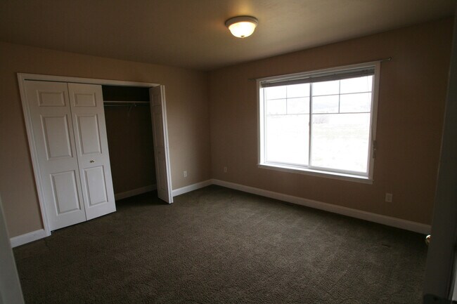 Building Photo - Matheson Way Townhouse