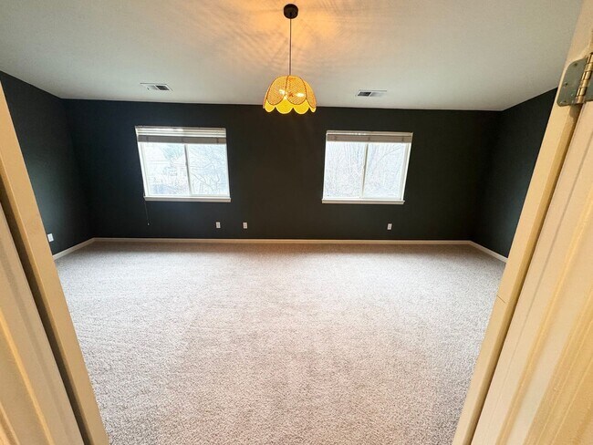 Building Photo - Charming Spacious 3 Bedroom Home