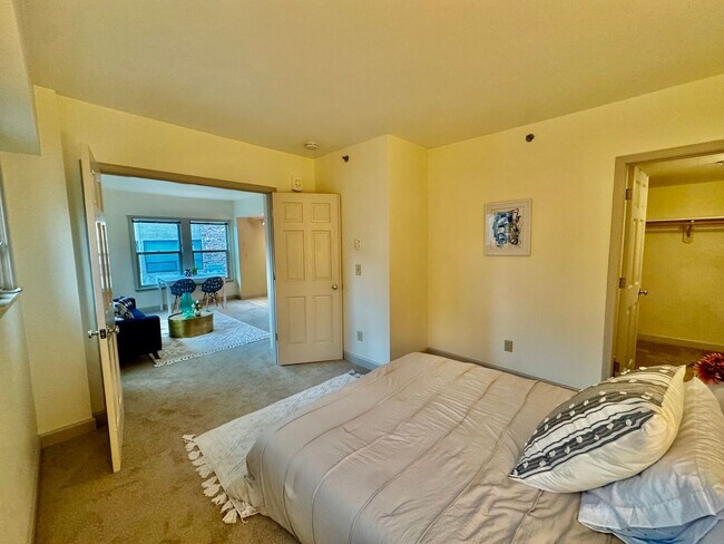 Building Photo - $500 Off First Month's Rent!!!! Charming One-Bedroom near Downtown Seattle!!!