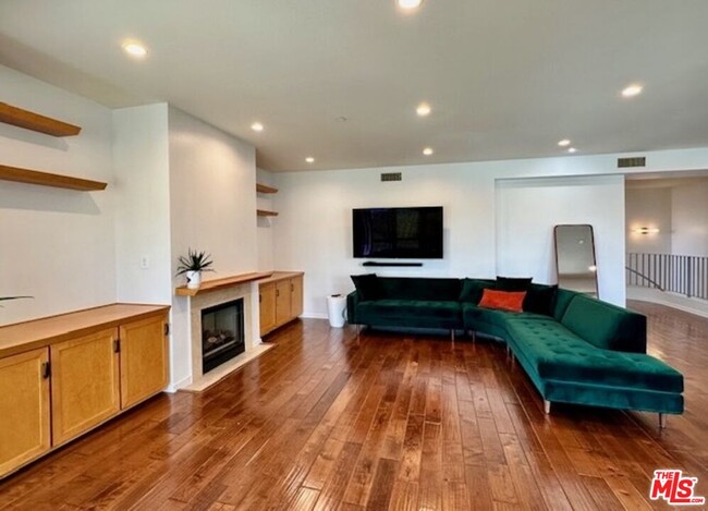 Building Photo - 2111 S Beverly Glen Blvd