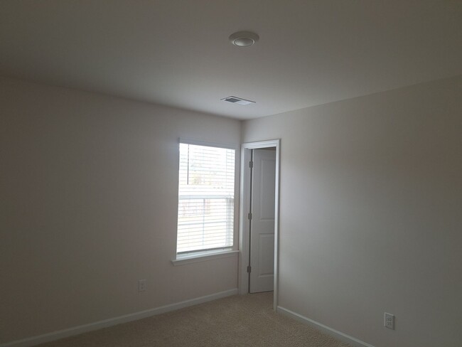 Building Photo - HURRY FEBRUARY MOVE IN SPECIAL - Fantastic...