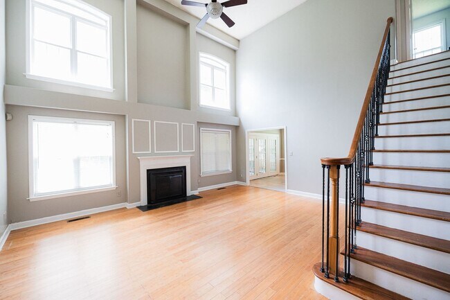 Building Photo - Spacious beautiful 5 bedroom 2.5 bath home...