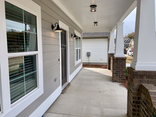 Building Photo - One level home with fenced backyard.