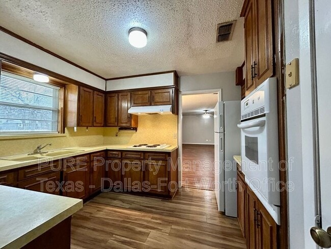 Building Photo - 2608 Oaks Dr