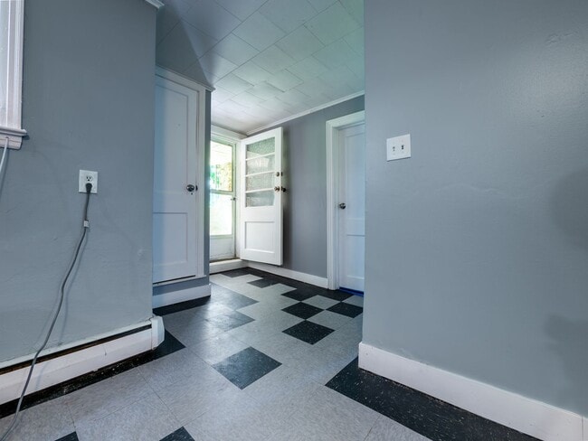 Building Photo - Charming 3-Bedroom Apartment in Midtown Ki...
