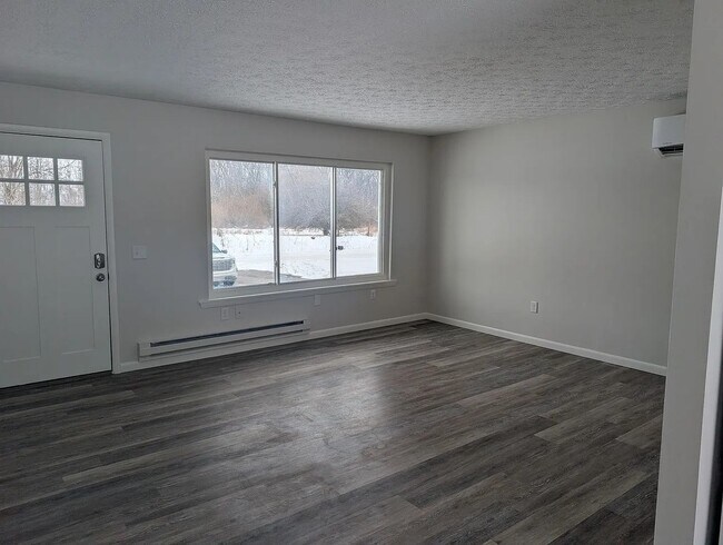 Building Photo - 2895 Spring Hill Dr