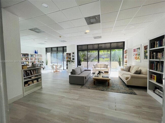Building Photo - 1450 Brickell Bay Dr