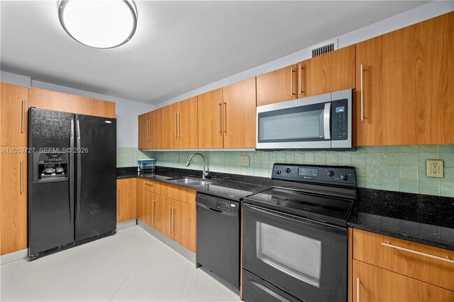 Building Photo - 3001 S Ocean Dr