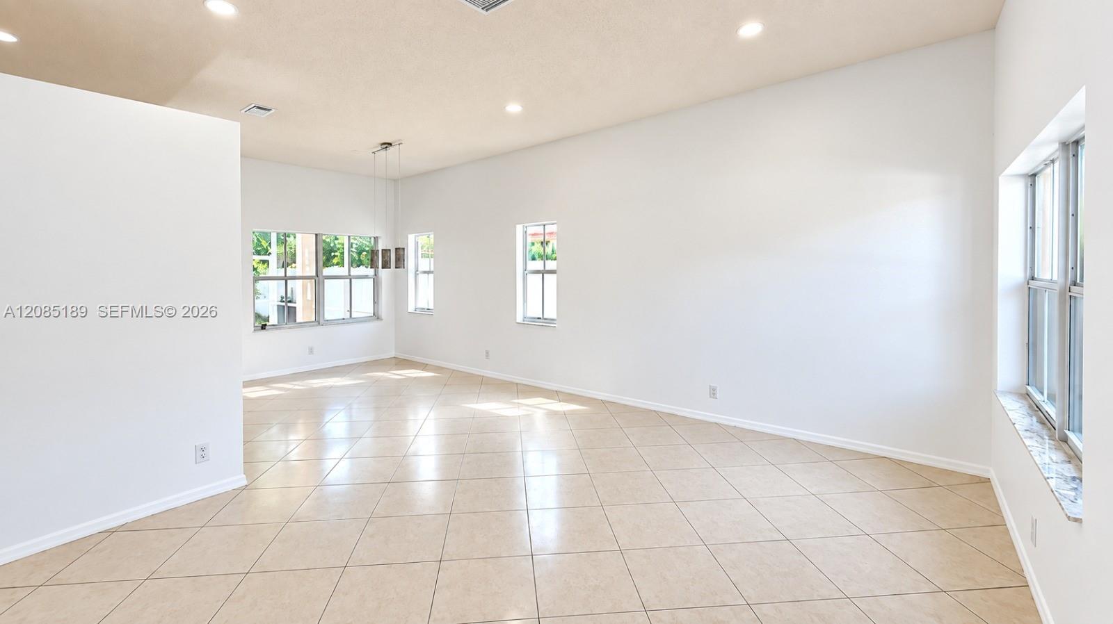 Building Photo - 908 Tanglewood Cir
