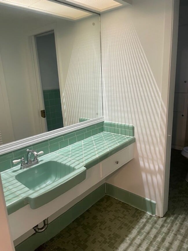 Building Photo - 5359 Jamaica Dr