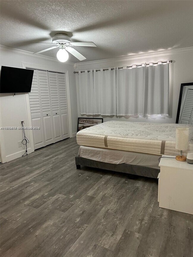 Building Photo - 5201 SW 31st Ave