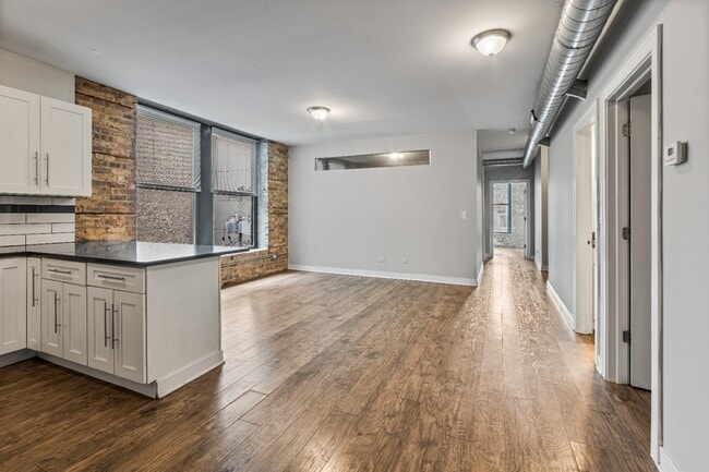 Building Photo - 3 Bedroom Apartment in River North - June 1st