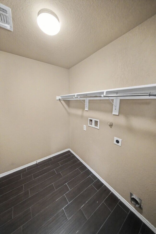 Building Photo - Spacious Single-Story Home with Solar Panels - Realtor Commission: $500
