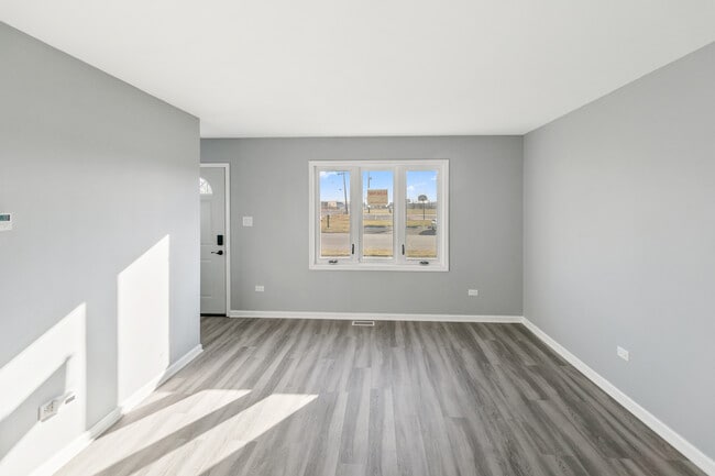 Building Photo - 922 E 155th St