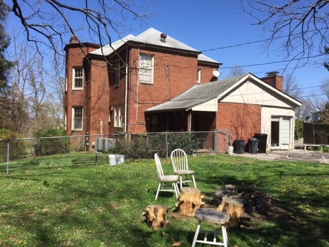 Building Photo - Radford, 5 BR / 2.5 BA, Available in August