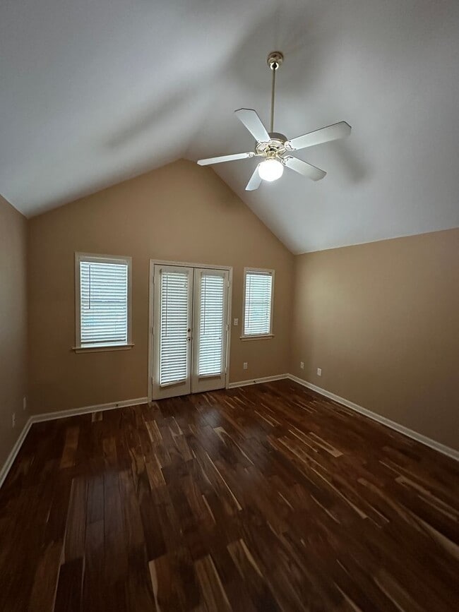 Building Photo - Beautiful 3br/2.5ba home in Harbor Town! Balcony off Primary Bedroom! Pets are owners approval, f...