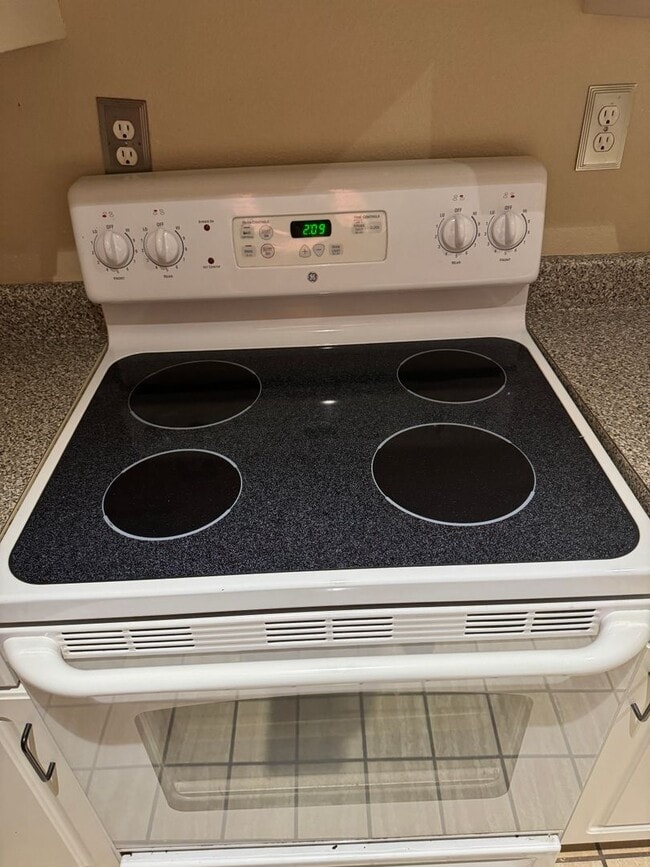 Building Photo - Great location off Blanco near Wurzbach and West Ave | 2 Bedroom | 2 Bath | Top Floor