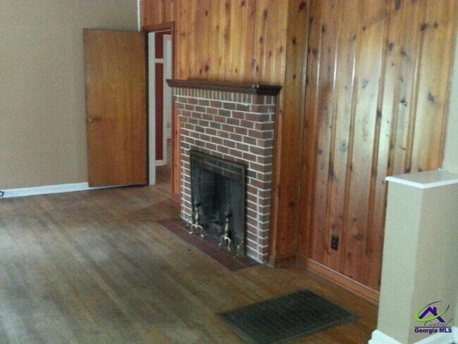 Building Photo - 323 Bernard Dr