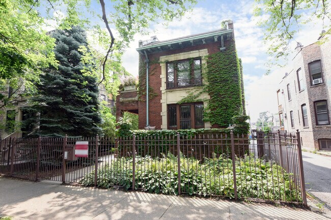 Primary Photo - 3111 W Palmer Square