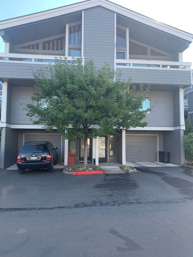 Building Photo - 635 SE Linn St