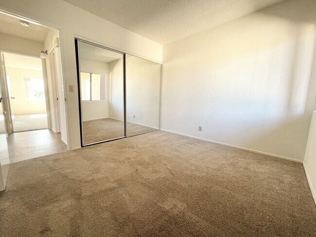 Building Photo - Spacious Single Level Upstairs Apartment!