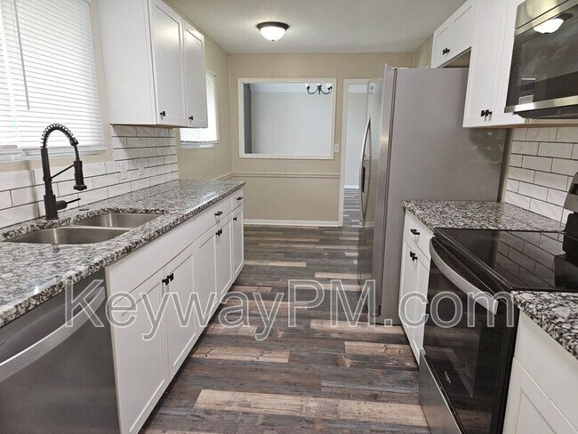 Building Photo - 1702 Harrogate Dr