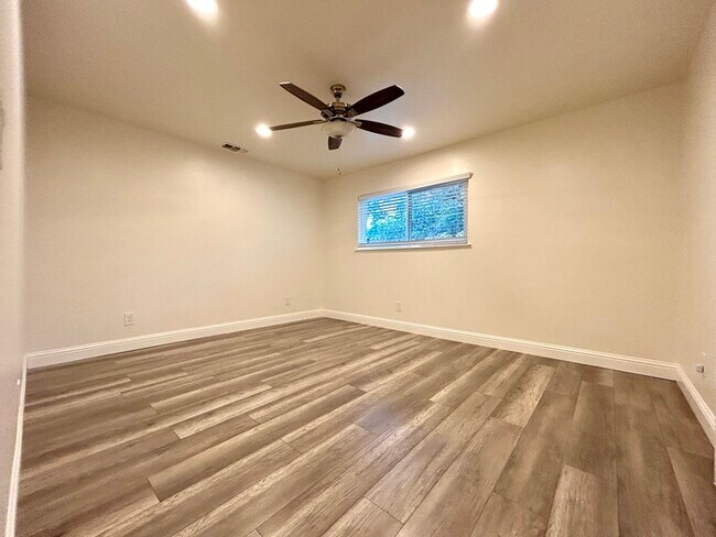 Building Photo - Beautiful Updated 2 Bedroom 2 Bathroom - C...