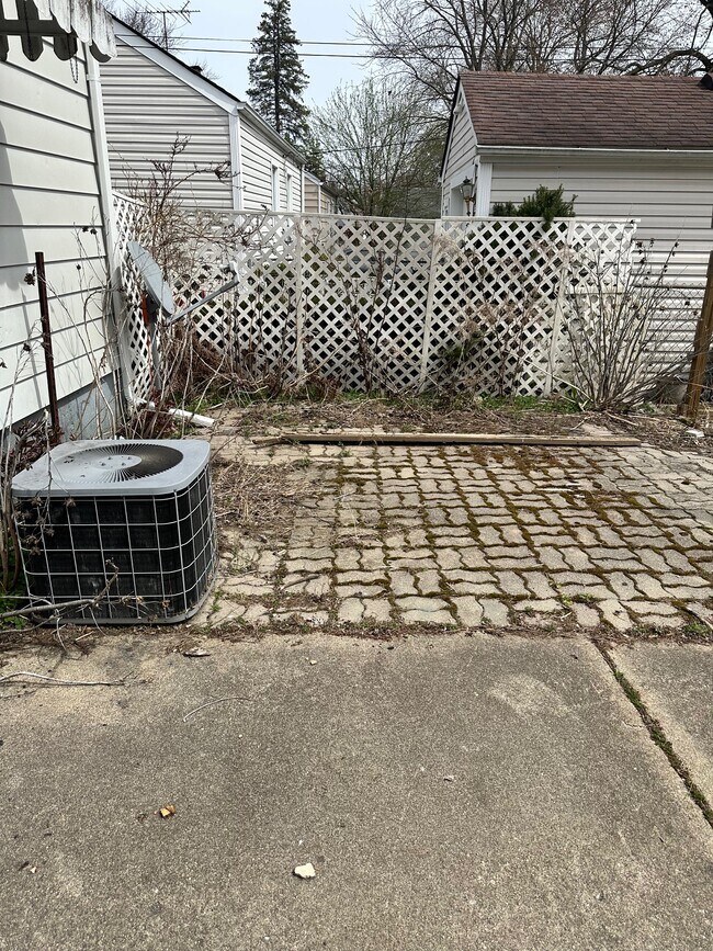 Building Photo - 638 E Tennyson Ave