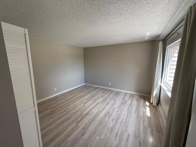 Building Photo - 717 W Ocean Ave