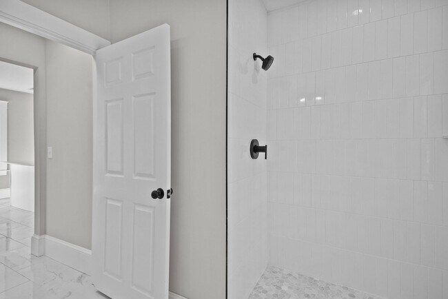 Building Photo - Completely Renovated 2 Bedroom in Elmhurst!