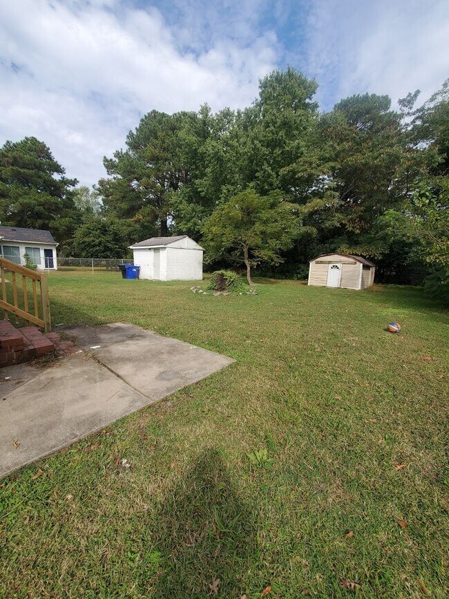 Building Photo - Adorable Two Bedroom Duplex In Truxton