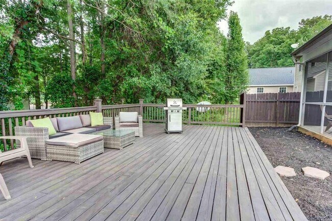 Building Photo - Charming 3 bedroom, 2.5 bath home located in the Lismore Park community.