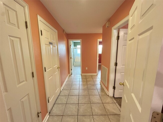 Building Photo - 1765 Hialeah Dr